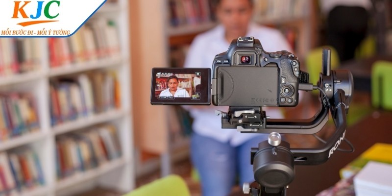 Chiến lược trong việc bảo trợ của K J C